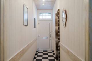 Achter een verzorgde gevel schuilt deze charmante woonst. Bij het binnenkomen word je verwelkomd in de inkomhal met een authentieke tegel die meteen karakter uitstraalt. Vanuit de inkom betreed je de leefruimte die zich uitstrekt van de voor- tot de achterzijde van de woning. Deze is ingedeeld in een gezellige tv-hoek, een eetplaats en een open keuken, die een mooi uitzicht biedt op de tuin en zo zorgt voor een aangename connectie tussen binnen en buiten.<br /><br />Aansluitend vind je de badkamer, uitgerust met de nodige voorzieningen voor een badkamermeubel en een douchecabine. Ook de aansluiting voor wasmachine en droogkast is hier praktisch ondergebracht.<br /><br />Op de eerste verdieping bevinden zich twee ruime slaapkamers, via een vaste trap bereik je de zolderverdieping, waar je eenvoudig één of zelfs twee extra kamers kan creëren, volledig naar jouw wensen.<br /><br />Tot slot beschikt de woning over een kelder en is er achteraan in de tuin een praktische tuinberging, perfect voor het opbergen van fietsen en tuingereedschap. <br /><br /><br />Waarom net dit aanbod overwegen?<br /><br />-> aangename tuin<br />-> veel lichtinval<br />-> nabij centrum<br />-> zonneterras<br />-> extra kamer(s) mogelijk op zolder <br /><br />Interesse, bel 0486 05 88 88<br />Attesten &amp; documenten: www.nestr.be