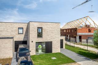 Deze nieuwe, halfopen woning is voorzien van alle hedendaagse comfort en is gelegen in een rustige wijk op enkele minuten van centrum Roeselare. (3km van de Grote Markt) en op slechts 2km van het station.<br /><br />Deze woning is volledig afgewerkt:
<ul>
	<li>inclusief schilderwerken</li>
	<li>inclusief open keuken met eiland</li>
	<li>inclusief afgewerkte badkamer met inloopdouche, bad, toilet en dubbel lavabomeubel</li>
	<li>inclusief aangelegde tuin en omheining</li>
	<li>inclusief oprit en terras</li>
</ul>
<br />De lichtrijke woningen zijn voorzien van een inkomhal met toilet, lichtrijke leefruimte met open keuken, volledig geïnstalleerde keuken, ruime garage, 2 bergingen, 3 slaapkamers en een ruime badkamer met bad, douche en dubbel lavabomeubel. Het badkamermeubel en de keuken kunnen nog gekozen worden naar eigen smaak en wens. <br /><br />De ligging is zeer rustig en heeft een uitstekende verbinding met de E403 Kortrijk- Brugge. In de dichte omgeving vindt u verschillende winkels zoals een bakkerij, slagerij, grootwarenhuizen, frituur. Ook sportclubs, fietsroutes, voetbalplein en een atletiekpiste zijn in de omgeving te vinden.<br /><br /><strong>Lot 04 (Halfopen bebouwing met inpandige garage) TE KOOP</strong>

<ul>
	<li>Grondoppervlakte 377 m²</li>
	<li>Bewoonbare oppervlakte 158 m²</li>
	<li>€  363 577,00 (prijs excl. btw en registratierechten)</li>
	<li>E-peil 30</li>
</ul>
<br />Wens je een afspraak om deze woningen te ontdekken? Contacteer ons op 051/201.400 