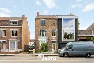 Deze halfopen bebouwing is niet alleen royaal in vierkante meters, maar ook in mogelijkheden. Ben jij op zoek naar een woning waar je jouw eigen verhaal kan schrijven? Dan is dit huis in Sint-Michiels misschien wel jouw volgende (ver)bouwavontuur! Dankzij de centrale ligging woon je vlak bij winkels, scholen en openbaar vervoer, wat deze plek extra aantrekkelijk maakt.<br /><br />Binnenkomen doe je via de inkomhal, die meteen leidt naar de leefruimte – een plek met veel licht en potentieel om een warme, open thuis van te maken. Vanuit de leefruimte wandel je zo de keuken in, die als centrale spil dient tussen binnen en buiten. Want: zowel de tuin als de badkamer, kelder én een praktische berging zijn vanuit de keuken toegankelijk. <br /><br />Op de eerste verdieping vind je een nachthal en drie volwaardige slaapkamers. De tweede verdieping biedt nog eens een nachthal en twee extra slaapkamers. En tot slot is er op de derde verdieping een zolder aanwezig.<br /><br />Buiten geniet je van een zuidwest-gerichte tuin met tuinhuis en uitweg – ideaal om te ontspannen na een drukke dag<br /><br />Deze woning is ideaal voor renovatiegerichte kopers of investeerders die willen inspelen op de sterke ligging en het ruime volume.<br /><br /><strong>Ook wild geworden van deze thuis? <br />Twijfel niet langer en leg vandaag nog uw bezoek vast! </strong>