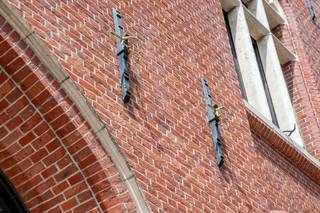 Dit uitzonderlijke herenhuis, 'Die Gulden Sporen', aan de Vlamingdam in Brugge, is een eerbetoon aan de Guldensporenslag. Gebouwd in 1896 door architect Oskar Dumon, combineert het pand geschiedenis met grandeur. Met circa 600 m² bewoonbare oppervlakte op een perceel van 550 m² is het een zeldzame stadsvondst.Het herenhuis beschikt over negen kamers, drie badkamers, twee keukens, een dubbele garage en een ruime zolder. Authentieke details zoals twaalf marmeren schouwen, mahoniehouten deuren en gerestaureerde salons tonen het vakmanschap. De gevel en het dak zijn in 2007 gerenoveerd.De strategische ligging nabij de Grote Markt en de Sint-Gilliskerk biedt een goede ontsluiting. De invloed van de Engelse stijl is zichtbaar in de architectuur, de Engelse tuin en het interieur. De dubbele salons vormen het hart van de woning, compleet met haarden en Versailles-parket, en lopen over op de zeldzame zuidgerichte stadstuin.