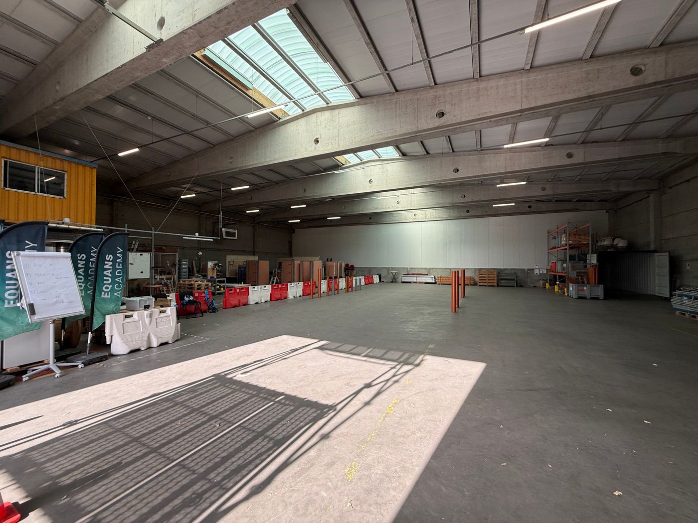 Uitstekend bereikbaar bedrijfsgebouw van 1.540 m² te huur te Gent (Desteldonk) - photo 2