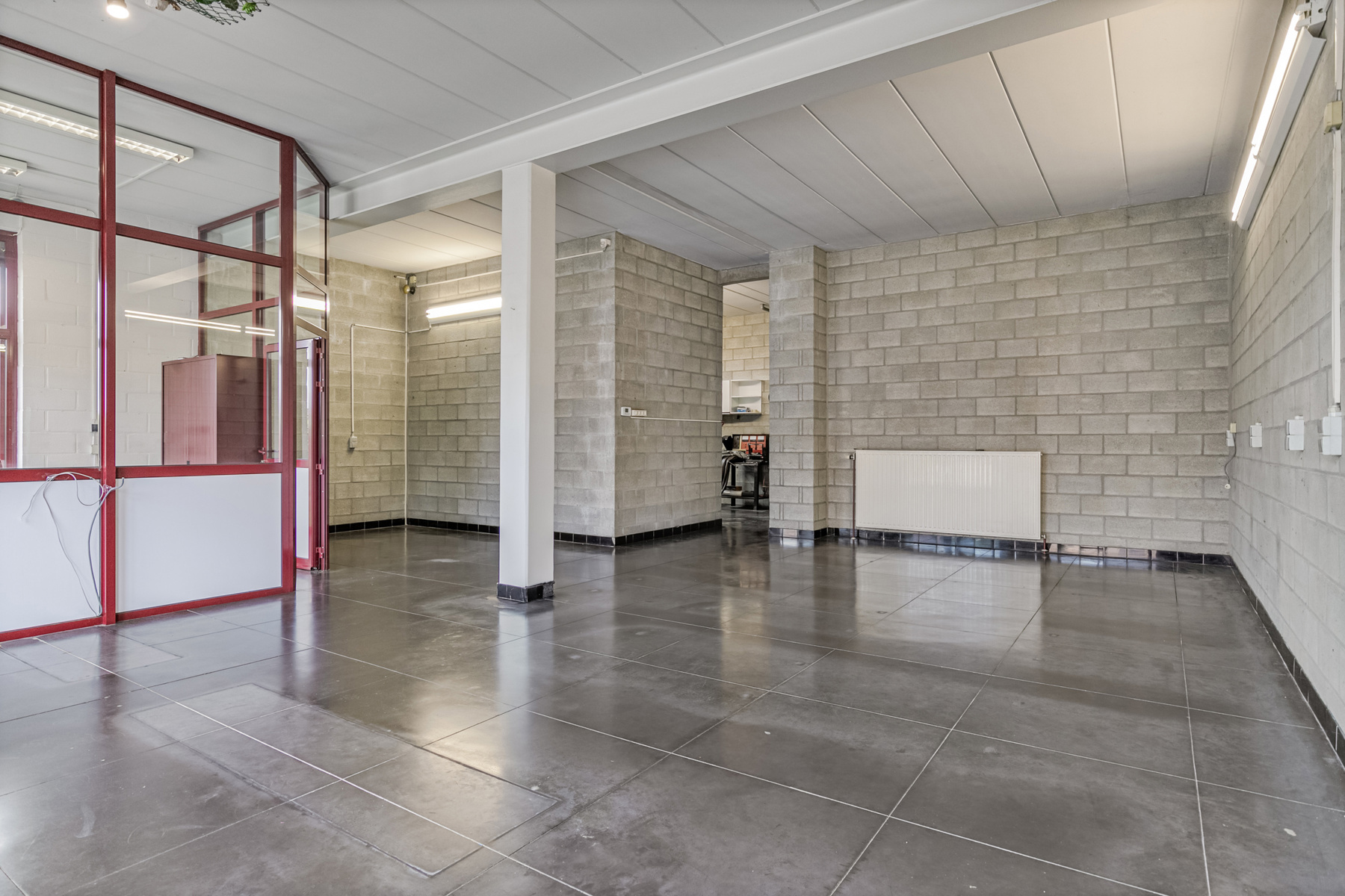 Ruim handelspand in met auto-ingang en grote parking. - foto 5