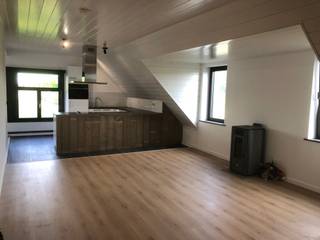 Totaal gerenoveerd (2025) instapklaar appartement 1v in landelijke omgeving gelegen tussen Sint-Gillis-Waas en sint-niklaas op domein Jaeghershof.<br />Woonkamer(39m2) met open keuken voorzien van alle comfort met zicht op weiden. Twee ruime slaapkamers(20 en 32m2) die eventueel kunnen ingericht worden als thuiswerk / slaap ruimte. Badkamer met douche , lavabo, spiegelkast, toilet, wasplaats en inbouwkasten. Nachthal en daghal met bibliotheek.<br />3 parkeerplaatsen, fietsen en moto stalling<br />Energetisch voorzien van alle moderne technologie: warmtepomp per ruimte, zonnepanelen(10kw), thuisbatterij(15kw) HR dubbel glas en extra isolatie.<br />Tuin met vijver, bbq tuinhuis en pergola.<br />Houdt U van paarden of natuur in een rustige omgeving dan is dit de ideale woning.<br />Geen maandelijkse kosten<br />Beschikbaar vanaf 1/1/2027