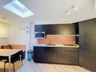 Cette maison exceptionnellement spacieuse située sur Rooigemlaan se distingue par son aménagement intelligent et flexible sur plusieurs étages.<br /><br />Le cœur de la maison se trouve au rez-de-chaussée : un coin salon confortable et une salle à manger spacieuse attenante pouvant accueillir une grande table à manger, combinés à la cuisine.<br /><br />Les chambres sont situées aux étages supérieurs. La maison dispose de trois chambres complètes qui utilisent une salle de bain centrale et chacune possède son propre lavabo. La quatrième chambre est un atout particulier : elle est aménagée comme une suite duplex indépendante répartie sur deux étages, avec sa propre salle de bain privée. Cela rend la maison idéale pour une famille nombreuse, un adolescent en quête d'intimité ou une combinaison avec une salle de loisirs.<br /><br />Une solution contemporaine a été retenue pour le confort climatique : chaque chambre dispose de son propre module de climatisation sur pompe à chaleur air-air. Cela vous permet de refroidir efficacement les pièces en été et de les chauffer rapidement en hiver.<br /><br />Enfin, l'emplacement sur Rooigemlaan est très pratique. Vous vivez à proximité de toutes les principales routes d'accès, alors que vous êtes à peine à 10 minutes à vélo du centre de Gand.<br /><br />Disposition de la maison :<br />Rez-de-chaussée : Hall d'entrée - salon - coin repas - cuisine - toilettes.<br />Premier et deuxième étages : Hall de nuit - chambre 1 - chambre 2 - chambre 3 - salle de bain 1 - suite en duplex (chambre 4 sur deux niveaux) avec salle de bain 2.<br /><br />Date de disponibilité : Disponible immédiatement.