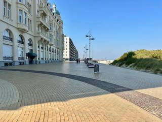 Horecazaak op de zeedijk van Zeebrugge in het prestigieuze gebouw “Residentie Palace”, bestaande uit een inkomhal met bergruimte, ingerichte commerciële ruimte/verbruikzaal van +/-120 m2 met ingerichte bar, propere toiletten, uitgeruste keuken, berging, aparte afwasruimte, grote kelderberging van +/-25 m2.<br /><br />Extra troeven:<br />
<ul>
<li>Unieke locatie</li>
<li>Bruikbare vloeroppervlakte van 238 m2</li>
<li>Studio inclusief</li>
<li>Voormalig koffiehuis Salon Monet</li>
<li>Prachtig pand in residentie Palace</li>
<li>Instapklaar!</li>
</ul>
<br />Wenst U verdere inlichtingen of bezoek? Deze eigendom is te koop ZONDER makelaar via het concept van Smart Houses!<br />Contacteer rechtstreeks de eigenaar via +32475929929