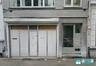 <h2><span>Opslagplaats te huur particulier gebruik</span></h2><p><span>Onmiddellijk beschikbaar: ruime en droge opslagplaats van </span><span>175 m²</span><span>, ideaal voor particulier gebruik. Met grote toegangspoort en voldoende hoogte.</span></p><p><span>Adres:</span><span> Nachtegaalstraat 17, 2060 Antwerpen.</span></p><h3><span>Kenmerken</span></h3><ul><li><span>Oppervlakte:</span><span> 175 m², volledig betonconstructie</span></li><li><span>Afmetingen:</span><span> ca. 27 m lang en 46 m breed</span></li><li><span>Huurprijs:</span><span> 895/maand</span></li><li><span>Waarborg:</span><span> 3 maanden huur</span></li><li><span>Beschikbaarheid:</span><span> overeen te komen</span></li><li><span>Verbruik: </span><span>Elektriciteit met eigen meter, water via gemeenschap indien nodig (50 EUR per maand, met afrekening)</span></li></ul><p><span>Geschikt voor veilige opslag van meubels, huisraad of andere goederen. Ontvlambare goederen niet toegestaan. Handelsactiviteiten niet toegestaan.</span></p><p><span>Voor meer informatie of een bezoek, gelieve contact op te nemen met Area Partners: <span>info@area.be</span></span><span> of 03/284 60 60.</span></p>