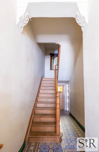<p>In het rustige Houtem, een deelgemeente van Vilvoorde en grenzend aan Eppegem, bevindt zich deze karakteristieke bel-etage met 5 slaapkamers. De woning is centraal en rustig gelegen wat zorgt voor een uitstekende bereikbaarheid via invalswegen en autosnelwegen zonder grote drukte. <br /><br />Op de eerste verdieping vinden we het hart van de woning. De zeer grote leefruimte met open keuken en aansluitend aangelegd terras zorgt voor een zeer open gevoel en voldoende ruimte om gezellig te tafelen met familie en vrienden. Op deze verdieping vinden we ook nog een hal, twee slaapkamers waarvan één met en-suite badkamer en een apart toilet. <br />De tweede verdieping bestaat op zijn beurt uit nog eens 3 volwaardige slaapkamers en een ruime badkamer met douche, toilet en lavabo. De woning zit vol toffe extra's waaronder massieve deuren, patroontegels, en authentieke elementen. <br />Op het gelijkvloers hebben we een zeer grote garage en 2 opbergruimtes, alsook de toegang naar de tuin via een grote extra leefruimte met volledig ingerichte keuken. Perfect te gebruiken bij feestjes, bbq’s of om meer geniet te hebben van de grote rustgevende tuin. Er is een overdekt terras zodat je ook bij regenweer kan genieten van de buitenlucht.  <br /><br />Deze gezellige en ruime woning is ook geschikt voor kangoeroe wonen, wonen en werken op dezelfde plek en dankzij de mogelijkheid tot het afsluiten van de woning naar de loods kan zowel de woning als de loods apart verhuurd worden. <br />Aarzel niet en maak snel jouw afspraak via een reactie op het zoekertje, een mailtje naar info@immosir.be of telefonisch op het nummer 0465 09 16 10. </p>