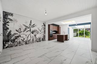 <p><span><span>In een van de rustigste straten van Mechelen, ligt dit vernieuwde huis. De gevel met witte sierpleister is onderaan voorzien van een plint in blauwe hardsteen. Het epc-label A werd onder meer behaald dankzij het installeren van een condensatieketel op gas, isolatielagen en 6 zonnepanelen. Op het gelijkvloers is alles opengewerkt, waardoor u van nagenoeg elke plek zicht hebt op de ommuurde tuin, met terras en tuinhuis. De keuken met eiland (2 zitplaatsen) en lichtkoepel, is voorzien van volgende apparaten: kookplaat, oven, microgolf, vaatwasser, freezer, koelkast en dampkap. Aan de tuinzijde zorgt een schuine glaspartij voor extra lichtinval. De badkamer beneden omvat een bad, lavabomeubel en toilet. In de badkamer op de eerste verdieping, vindt u een inloopdouche (regenfunctie), een lavabomeubel en een hangtoilet. Op de eerste verdieping staan 2 kamers met laminaat ter beschikking. De volledige tweede verdieping, wordt ingenomen door de derde kamer. Hier zorgen twee veluxramen voor voldoende lichtinval. De kelder zorgt ten slotte voor extra bergruimte en/of wasruimte. Parkeren kan langs beide zijden van de verkeersluwe straat. De nabijheid van de autosnelweg E19 is een extra voordeel van dit huis.</span></span></p>