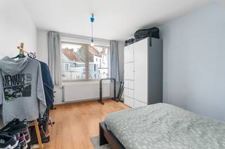 <p>Te koop: energiezuinig appartement in Vilvoorde, op korte afstand van het stadscentrum en met uitstekende bereikbaarheid.</p><p><br /></p><p>Dit appartement, gebouwd in 2007, combineert comfort met een gunstige ligging. Dankzij het EPC-label B geniet u van een energiezuinige woning, wat zorgt voor lagere energiekosten. De centrale locatie biedt snelle toegang tot het stadscentrum, parken en het treinstation, terwijl invalswegen en openbaar vervoer vlakbij zijn. Ideaal voor wie een praktische en goed gelegen woning zoekt.</p><p><br /></p><p>Belangrijkste ruimtes:<br />• Ruime woonkamer (25,66 m²) met veel lichtinval.<br />• Keuken (5,43 m²) voorzien van dubbele spoelbak, vaatwasser, dampkap, koelkast en oven.<br />• Badkamer (6,21 m²) met ligbad, toilet, wastafel in meubel, aansluitingen voor wasmachine en droogkast, en ventilatiesysteem.<br />• Slaapkamer (16,73 m²) en tweede slaapkamer (9,03 m²).<br />• Hal (6,0 m²) en apart toilet.</p><p><br /></p><p>Troeven:<br />• Energiezuinig appartement (EPC B).<br />• Dichtbij stadscentrum, parken en treinstation.<br />• Goede bereikbaarheid met auto én openbaar vervoer.</p><p><br /></p><p>Neem vandaag nog contact op met uw ERA-makelaar voor een bezoek.</p><p><br /></p><p>JOUW DROOMAPPARTEMENT. ZO GEVONDEN!</p>