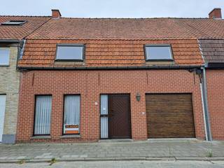 ruim rijhuis in een rustige straat dicht bij winkels, scholen en oprit autostrade met volgende indeling
kelder
gelijksvloers :
garage, inkom met toilet, ruime living met gascassette en open keuken
slaapkamer en badkamer met bubbelbad, douche, toilet en lavabomeubel
berging met boiler en plaats voor de wasmachine en droogkast
terras en tuin met tuinhuis
1ste verdiep:
4 slaapkamers
zolder 16cm geïsoleerd