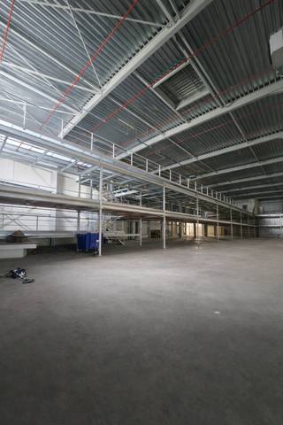 Located in a dynamic industrial zone in Wauthier-Braine, this property offers: <br />A 1240 m² warehouse, perfectly suited for storage, logistics or industrial activities, equipped with extensive working and handling areas.<br />An office space of +/- 200 m².<br />Main features:<br />- Warehouse: high ceilings, sectional door access<br />- Easy parking: ample parking at the front of the building<br />- Optimum accessibility: Immediate proximity to major roads and the Brussels Ring Road.<br /><br />Contact us today for more information or to arrange a visit.