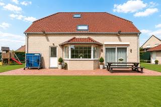 Roeselare- Beitem :Karaktervolle gezinsvilla met <strong>verrassend veel ruimte</strong> en hedendaags wooncomfort<br /><br />Bent u op zoek naar een woning waar ruimte, comfort en een rustige ligging perfect samenkomen? Dan zal deze <strong>verzorgde villa</strong> in Beitem u ongetwijfeld verrassen. Met maar liefst 270 m² bewoonbare oppervlakte, 5<strong> tot 6 slaapkamers</strong> en een zonnige tuin vormt deze eigendom de ideale thuisbasis voor grote gezinnen, thuiswerkers of iedereen die graag royaal woont.<br /><br />Achter de verzorgde gevel schuilt een woning die volledig klaar is voor haar volgende bewoners. De inkomhal verwelkomt u in een <strong>sfeervolle leefruimte waar grote raampartijen</strong> zorgen voor een aangename lichtinval en een open gevoel. De aansluitende keuken vormt het hart van de woning en kijkt uit op de mooi aangelegde tuin, waardoor binnen en buiten naadloos in elkaar overvloeien.<br />Praktisch comfort ontbreekt nergens. Op het gelijkvloers beschikt u over een ruime garage en een volledig uitgeruste wasruimte, terwijl de verdiepingen plaats bieden aan een uitzonderlijk aantal kamers. <strong>Vier volwaardige slaapkamers </strong>bevinden zich op de eerste verdieping, aangevuld met een <strong>dressing</strong> en een comfortabele badkamer met bad, douche en afzonderlijk toilet. De bovenste verdieping biedt nog <strong>twee extra</strong> ruimtes die flexibel kunnen worden ingericht als slaapkamer, bureau, speelkamer of hobbyruimte.<br /><br />Ook buiten is het genieten. De onderhoudsvriendelijke tuin nodigt uit tot ontspannen momenten in alle privacy, terwijl de ruime oprit plaats biedt aan meerdere voertuigen.<br /><br /><u><strong>Waarom deze woning het verschil maakt?</strong></u><br />✔ Perceel van 683 m²<br />✔ 270 m² bewoonbare oppervlakte<br />✔ 5 à 6 slaapkamers<br />✔ Energiezuinig met EPC 115<br />✔ Driedubbele beglazing<br />✔ Conforme elektrische installatie<br />✔ Ventilatiesysteem C<br />✔ Twee regenwaterputten van telkens 7.500 liter<br />✔ Ruime garage en oprit voor minstens vier wagens<br />✔ Instapklaar en uitstekend onderhouden<br /><br />Gelegen op een strategische locatie nabij het centrum van Beitem en op slechts enkele minuten van Roeselare, combineert deze woning een vlotte bereikbaarheid met een aangename woonomgeving.<br />Een eigendom die niet alleen veel ruimte biedt, maar ook toekomstgericht comfort en energiezuinig wonen. Ontdek zelf het potentieel van deze prachtige villa tijdens een bezoek. Bel ons op het nummer 051/62 40 40 <br /><br />