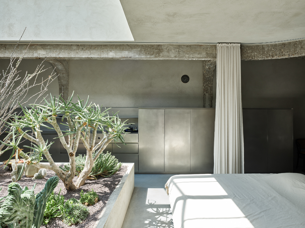 Uniqum - Architectuur tot op haar essentie. Een bijzonder doordacht brutalistisch appartement met tuin op een gegeerde locatie nabij het Sint-Pietersstation. - foto 3