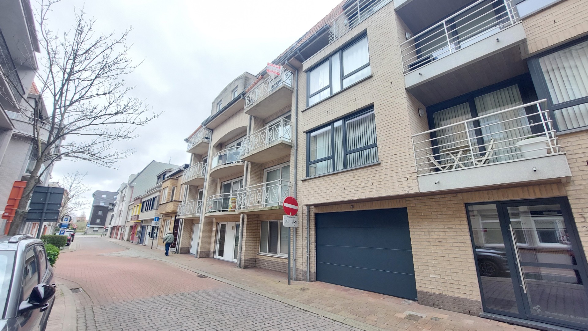 Ruim duplex appartement in Bredene aan zee met 2 slaapkamers en 3 bergingen. - foto 2