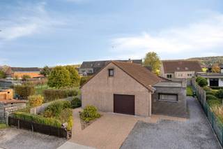 Deze solide en stevige open bebouwing is gelegen in een uiterst rustige straat in Kluisbergen. De woning situeert zich op het einde van een doodlopende straat op een zonnige perceel die toegankelijk is met de wagen en tevens ook ruime parkeerplaatsen voorziet. <br /><br />Deze open bebouwing werd gebouwd in 1991 en heeft een ruime gelijkvloerse verdieping waar zich momenteel alle ruimtes bevinden. De dakverdieping is toegankelijk met een uitneembare trap, en creëert mogelijkheden voor wie nog extra ruimte nodig zou hebben, nu of in de toekomst. <br /><br />LABEL E naar LABEL B <br />Met energielabel E is er nog ruimte voor verbetering op het gebied van energie-efficiëntie, wat een mooie kans biedt voor de nieuwe eigenaar om de woning verder te verduurzamen. Echter: indien men investeert in het vervangen van de decentrale verwarming naar centrale verwarming op op lucht/lucht warmtepomp met binnenunits gecombineerd met 4010WP (8 à 10 panelen) aan zonnepanelen wordt een E-peil van label B bekomen. <br /><br />Met een perceeloppervlakte van 751 m² en een bewoonbare oppervlakte van 190 m², biedt deze woning voldoende ruimte voor een gezin. De woning beschikt over twee ruime slaapkamers en 2 badkamers. Naast de gebruikelijke vertrekken heeft de woning ook 2 veranda's die het binnen-buitenleven enorm aanspreken, alsook een inpandige garage. <br />De zonnige tuin is tot slot uitgerust met een praktisch tuinhuis. <br /><br />Extra pluspunt:<br />De woning is asbestvrij. Enkel nog de golfplaten op het tuinhuis zijn asbesthoudend. <br /><br />Kortom, deze woning in Kluisbergen is een unieke kans voor wie op zoek is naar een ruime en comfortabele gezinswoning in een rustige omgeving. Mis deze kans niet en kom snel een kijkje nemen!<br /><br />Maak een afspraak met Margaux op 0479 61 53 82 of via e-mail naar info@immomargaux.be