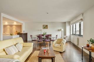 <p><span>Een licht appartement op de 4de verdieping met zicht op het park</span></p><p><span> </span></p><p><span>Aan de rand van Merksem kijk je hier recht uit op groen van het Bouckenborghpark of een verlengde van de Bredabaan. Het park ligt aan de achterdeur, ideaal om wandelen, te sporten of gewoon even tot rust te komen. Te voet naar de winkels zonder problemen. Openbaar vervoer, scholen, kortom alles wat je nodig hebt op wandelafstand.</span></p><p><span> </span></p><p><span>- Lift aanwezig</span></p><p><span>- 4de verdieping = licht en rust</span></p><p><span>- 3 slaapkamers (logeerkamer, dressing, slaapkamer kies zelf maar)</span></p><p><span>- Terras aan de achtergevel</span></p><p><span>- Open leefruimte met open keuken</span></p><p><span>- Badkamer voorzien van inloopdouche en ligbad</span></p><p><span>- Privé parkeerplek achteraan met ingang tot het gebouw</span></p><p><span>- EPC label A</span></p><p><span>- Elektriciteit conform</span></p><p><span>Ruim en open wonen met zicht op het groen</span><span><br />Met de lift ga je naar de vierde verdieping, waar een veiligheidsdeur toegang geeft tot het appartement. Je komt meteen in de royale leefruimte, waar zithoek, eethoek en keuken vlot in elkaar overlopen. Dankzij de vele lichtinval voelt alles luchtig en open aan.</span></p><p><span>De grote open keuken heeft veel werkruimte en een schiereiland. Zo kook je zonder de rest van het gezelschap uit het oog te verliezen.</span></p><p><span>In het nachtgedeelte vind je 3 slaapkamers. Op dit moment zijn ze ingericht als slaapkamer, logeerkamer en dressing, maar je kiest zelf wat je ermee doet: kinderkamer, bureau of extra slaapkamer. De badkamer heeft zowel een inloopdouche als een ligbad. Parket zorgt overal voor een warme afwerking.</span></p><p><span>Een aparte berging biedt plaats voor de wasmachine, droogkast of extra koelkast en berging. Het appartement heeft individuele meters voor de nutsvoorzieningen. De elektrische installatie is conform en het EPC-label B zorgt voor een zuinig energieverbruik. Achter het gebouw staat een eigen parkeerplaats voor je klaar, inbegrepen.</span></p><p><span> </span></p><p><span>Wenst je dit appartement eens te komen bezichtigen wees dan snel en neem contact op via <span>christophe@sinjoor.be</span></span><span> of 036466655</span></p>
