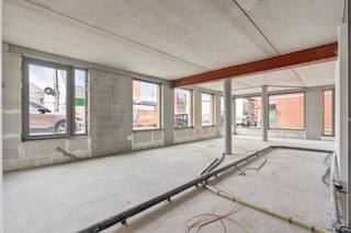 Droom jij van een eigen handelszaak of kantoor op een zichtlocatie? Of ben je op zoek naar een slimme investering in een bruisende gemeente met toekomst? Dan is dit jouw kans!<br /><br />Centraal gelegen in Machelen, vlakbij scholen, winkels, horeca en met vlotte bereikbaarheid via de R0 en E19. Dankzij de ligging van dit casco pand geniet je van maximale visibiliteit en een constante stroom van voorbijgangers.<br /><br />Troeven van deze commerciële ruimte:<br /><br />· Ruim en lichtrijk nieuwbouwpand<br />· Flexibele indeling, geschikt voor, kantoor of dienstverlening<br />· Mogelijkheid tot aankoop van parkeerplaatsen en/of kelder<br /><br />Tip: voor de snelle beslissers is dit pand ook combineerbaar tot een ruim pand van 105m² met 2 ingangen (bij aankoop van de naastgelegen unit)<br /><br />Perfect voor ondernemers die op zoek zijn naar zichtbaarheid, bereikbaarheid en groeipotentieel.<br /><br />Grijp deze kans en laat jouw zaak bloeien in het kloppend hart van Machelen!<br />Dit is een aanbod dat je niet wilt missen!