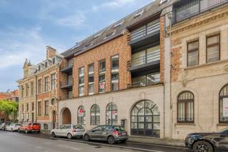 Gelegen in het centrum van Roeselare vinden we dit lichtrijke en instapklare appartement op de eerste verdieping van een verzorgde residentie. Met een bewoonbare oppervlakte van ca. 100 m² geniet u hier van een aangename leefruimte, twee volwaardige slaapkamers en een praktische indeling. Dankzij het EPC-label B woont u bovendien energiezuinig en comfortabel.<br /><br />De centrale ligging in de Hendrik Consciencestraat vormt een grote troef. Op wandelafstand bevinden zich de Grote Markt, winkels, horecazaken, het station en openbaar vervoer. Hier combineert u het gemak van het stadsleven met een rustige woonomgeving.<br /><br />Het appartement omvat:<br /><br />- Lichtrijke leefruimte<br />- Keuken<br />- Praktische berging<br />- 2 slaapkamers<br />- Badkamer<br />- Apart toilet<br />- Terras aan de voor- en achterzijde<br /><br />Daarnaast bestaat de mogelijkheid tot aankoop van een garage.<br /><br />Extra troeven:<br /><br />- Instapklaar en energiezuinig appartement<br />- EPC-label B<br />- Lift aanwezig in de residentie<br />- Mogelijkheid tot aankoop garage<br />- Interessant als investering of eigen bewoning<br />- Toplocatie in hartje Roeselare<br /><br /><br /><br />Bestuursmaatregelen in het maatregelenregister: nee