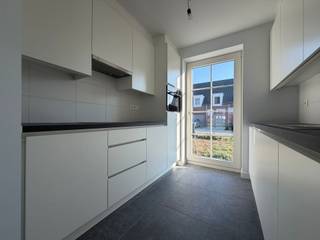 Halfopen bebouwing, rustig gelegen in een doodlopende straat en nabij het centrum van Beerse, met 4 slaapkamers, een volledig afgewerkte...