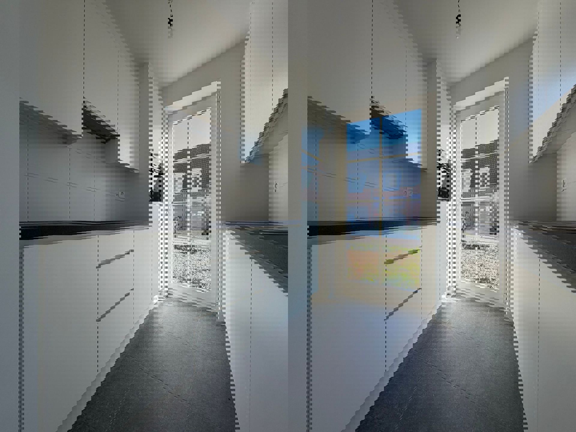 NIeuwbouwwoning, halfopen bebouwing met 4 slaapkamers, afgewerkte zolder, garage,  tuin en terras. - foto 3