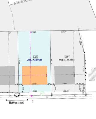 Ruim perceel bouwgrond, palende achteraan aan een agrarisch gebied en geschikt voor het oprichten van een vrijstaande woning met een gevelbreedte van ± 20,26m. Rustige ligging langsheen een smallere woonstraat op korte afstand van het centrum van Keerbergen. Oriëntatie achtertuin: noorden. Gvg, Wglk, Gmo, Gvkr, Vv. P-score: D (achteraan). Oppervlakte: ± 13a 06ca. Lot 3 uit een goedgekeurde verkaveling d.d. 21 november 2024 (OMV_2024098990).<br /><br />STEDENBOUWKUNDIGE VOORSCHRIFTEN :<br />Zie downloads.<br /><br />DIVERSEN :<br />De kosten van de opmeting bedragen € 775 + 21% BTW en zijn ten laste van de koper, welke ook zijn aandeel in de kosten van de verkavelingsakte zal dragen.<br /><br />STEDENBOUWKUNDIG :<br />Stedenbouwkundige vergunning : nee<br />Stedenbouwkundige bestemming : woongebied met landelijk karakter<br />Geen rechterlijke herstelmaatregel of bestuurlijke maatregel opgelegd.<br />Voorkooprecht : nee<br />Verkavelingsvergunning : ja<br />P-score: D (achteraan)
