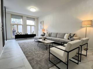 Volledig ingericht appartement bestaande uit een living met open ingerichte keuken, 2 slaapkamers en een badkamer met douche.<br />Verder is er een berging en een klein koertje. Alle gordijnen blijven hangen en kleine huisdieren zijn toegelaten.