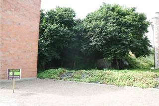 Bezoek dit perceel rechtstreeks op de website van Immo Leroi: https://www.immo-leroi.be/pand/kopen-grond-tongeren/2405192<br /><br />Dit bouwperceel is gelegen langs de Luikersteenweg te Vreren, net naast de prachtig gerestaureerde en geklasseerde kapel.<br />De totale oppervlakte bedraagt 3a 95ca.<br />Het perceel heeft een breedte langs de straat van 9m41.<br />De perceelsdiepte bedraagt 34m50.<br />Het perceel is vrij van verkavelingsvoorschriften en bouwverplichting.<br />Bouwvoorschriften zijn te bespreken op de dienst Ruimtelijke Ordening van de stad Tongeren.