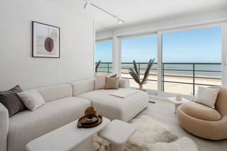 Prachtig appartement met een panoramisch uitzicht op zee aan de Zeedijk in Knokke-Duinbergen!<br />Gunstig gelegen tussen de RBSC Duinbergen en de Blue Buddha beachclub.<br /><br />Dit schitterende appartement is onlangs volledig gerenoveerd door binnenhuisarchitecte Heidi Wille. De woon- en eetruimte beschikken over grote ramen en een balkon. De open keuken is voorzien van hoogwaardige Miele-apparatuur. Er zijn 2 ruime slaapkamers met aangrenzend balkon en extra opbergruimte aan beide zijden. Elke slaapkamer is uitgerust met ingebouwde kasten en een eigen badkamer. Verder is er een apart toilet en een berging voor de wasmachine en droger. <br /><br />De mogelijkheid bestaat om een ruime garagebox op korte afstand aan te kopen, gelegen onder de Minigolf, tegen een vraagprijs van 85.000€.
