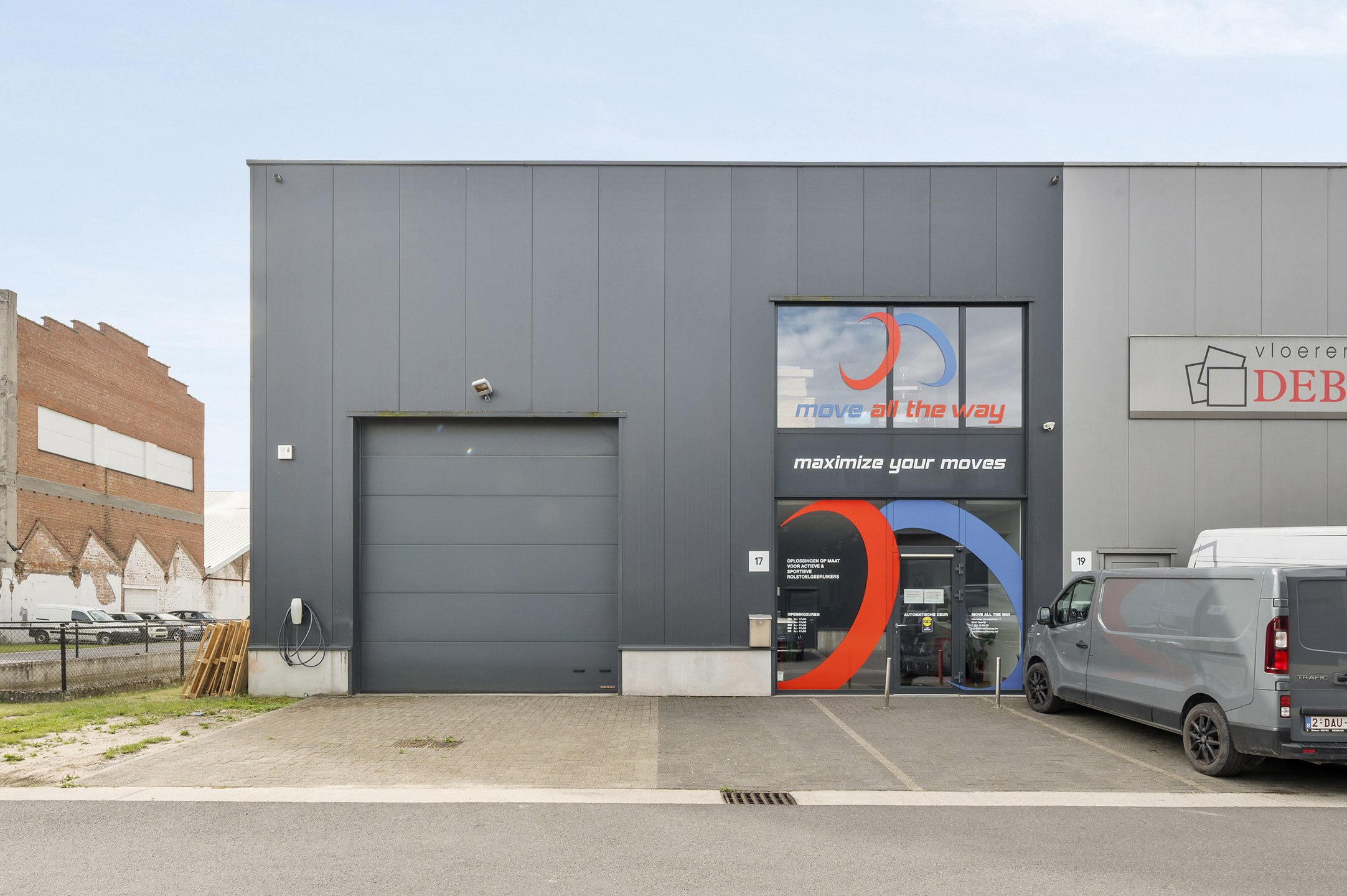 Recent bedrijfsgebouw: showroom, atelier en burelen. - foto 2