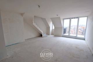 Op een zucht gelegen van de Zeedijk, bevindt zich de standingvolle residentie "Hamptons II". Deze nieuwbouwresidentie huisvest zowel één- en tweeslaapkamer appartementen met heerlijke terrassen, alsook 4 winkelpanden op het gelijkvloers.<br /><br />Omvat:<br />5eV: een inkomhal met gastentoilet, een lichtrijke woonkamer met berging, een ruim terras en open en volledig ingerichte keuken.<br />6eV: nachthal met apart toilet, 1 slaapkamer met aansluitende badkamer en 1 slaapkamer met douchekamer.<br /><br />TROEVEN:<br />- gemeenschappelijke fietsenberging<br />- uitstekende ligging nabij de zeedijk, de jachthaven en het centrum<br />- prachtige nieuwbouwresidentie <br />- geschikt voor vaste bewoning of als tweede verblijf<br />- mogelijkheid tot aankoop garagebox of parking <br /><br />PROFITEER NU VAN HET VERLAAGD BTW-STELSEL VAN 21% NAAR 6%!<br /><br />Voor meer info of een vrijblijvend bezoek, neem gerust contact op via het nummer 050/42 30 30 of mail naar els@immoclevers.be. <br /><br />EPC/EPB na oplevering - K.I. na oplevering<br />Vergunning uitgereikt, woongebied, geen rechterlijke herstelmaatregel of bestuurlijke maatregel opgelegd, geen voorkooprecht ruimtelijke ordening aanwezig, geen verkavelingsvergunning.<br /><br />Ref: NBB0038