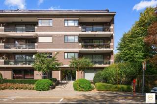 Instapklaar glvapp. met drie slaapkamers  op uitstekende locatie te Hindenstraat aan de Rucaplein te Wilrijk. Gelegen nabij belangrijke...