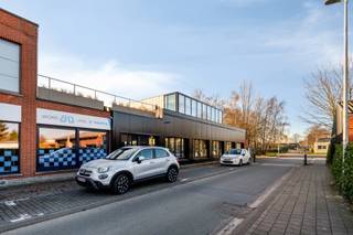 Dit eigendom biedt een casco af te werken loftwoning, gelegen op een vlot bereikbare locatie in Kruibeke. De woning wordt afzonderlijk aangeboden; een achterliggend magazijn kan optioneel worden bijgekocht.<br /><br />De woning bevindt zich in casco winddichte staat en dient verder te worden afgewerkt conform de geldende omgevingsvergunning. De vergunde plannen voorzien in een ruime ééngezinswoning met focus op licht, privacy en wooncomfort. Een combinatie van wonen en werken behoort tot de mogelijkheden, onder voorbehoud van eventuele functiewijziging.<br /><br /><strong>Technische uitvoering & isolatie (woning):</strong><br />Geïsoleerde gevels en dak, met geplaatste ramen en deuren voorzien van isolerend en zonwerend glas aan de zuidzijde.<br /><br /><strong>Indeling:<br /></strong>Op het gelijkvloers is er een inkomhal met vestiaire en gastentoilet. De woning is georganiseerd rond een centrale patio van ca. 31 m². Verder zijn er drie slaapkamers, een badkamer en een berging. Aan de achterzijde bevindt zich de leefruimte met eetplaats en keuken, gericht op de patio en buitenruimte.<br /><br />Op de verdieping voorziet de vergunning in een wintertuin van ca. 32,5 m² met aansluitend twee terrassen (ca. 19 m² en 20 m²). De vide zorgt voor extra licht en ruimtelijkheid.<br /><br /><strong>Buitenruimtes:</strong><br />De patio en terrassen bieden aangename en private buitenruimtes. Parkeermogelijkheid is voorzien op het perceel.<br /><br /><strong>Bijzonderheden:</strong><br />Casco af te werken loftwoning in winddichte staat.<br />Optioneel magazijn beschikbaar bij aankoop.<br /><br /><strong>Ligging:</strong><br />Gelegen in de Bazelstraat te Kruibeke. Vlotte bereikbaarheid richting Antwerpen en het Waasland.