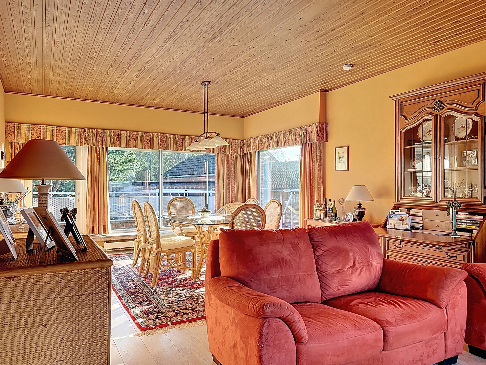 Split-level, half open woning met grote tuin en 2 garages - foto 2