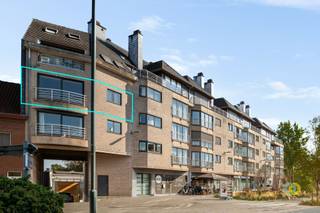 <p><span>Op zoek naar een goed onderhouden appartement in het centrum van Vilvoorde? Dan is dit aangename 1-slaapkamerappartement uit 2002  het ontdekken waard. Ze combineert een centrale ligging met een verrassend open zicht aan de voorzijde én een rustig terras aan de achterzijde. Via de inkomhal krijgt u toegang tot het aparte toilet en de praktische bergruimte. Vervolgens komt u in de aangename leefruimte, die dankzij het balkon geniet van een mooi open zicht. Aansluitend bevindt zich de praktische keuken, ideaal ingericht voor dagelijks comfort. Via de nachthal bereikt u de badkamer en de slaapkamer. De slaapkamer geeft uit op het tweede terras aan de rustige achterzijde van het gebouw – een aangename plek om in alle rust van de buitenlucht te genieten. Als extra troef beschikt het gebouw over een fietsenstalling. Wat het dagelijkse comfort compleet maakt. Dankzij de ligging in het centrum van Vilvoorde, vlak bij de Markt en met winkels, horeca en voorzieningen op wandelafstand, is dit appartement interessant voor zowel eigen bewoning als investering. Een verzorgd en praktisch appartement op een centrale locatie. </span></p><p><span>Plan vandaag nog uw bezoek en ontdek het zelf.</span></p><p><span> </span></p>