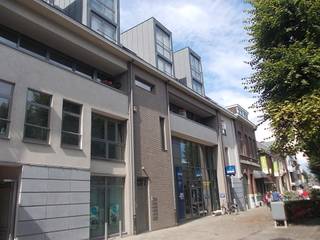 Topligging ! In centrum Hoogstraten, tegenover de kerk gelegen appartement met 2 slaapkamers, terras en dubbele garage. Lift aanwezig. Luxe afwerking met zonneluifel, airco, Bose surround systeem, Hülsta dressingkasten en gordijnen. <br />INDELING :<br />INKOMHAL : met toilet, glazen toegangsdeur naar de woonkamer, Hülsta vestiairekast.<br />WOONKAMER : 8,80 m x 4,00 m : met TV meubel, eikenhouten parketvloer en toegang tot terras.<br />KEUKEN : open keuken met kookeiland en aanbouwkeuken met granieten werkblad. Volledig uitgerust met koelkast, vaatwasser, keramische kookplaat, combi-oven en dampkap + eettafel met 6 stoelen.<br />KANTOORHOEK : 2,00 m x 2,00 m : tegelvloer : met kantoor / bureelmeubel.<br />TERRAS : 4,00 m x 2,00 m : mooi terras op het westen. Zonneluifel.<br />BADKAMER : volledig uitgerust met twee wastafels, toilet en douche.<br />SLAAPKAMER 1 : 4,25 m x 3,50 m : met laminaat parketvloer.<br />SLAAPKAMER 2 : 5,70 m x 2,50 m : slaapkamer met dressingruimte met Hülsta dressingkasten.<br />WASPLAATS : 2,60 m x 2,30 m : tegelvloer, aansluitpunt voor wasmachine.<br />Kelderverdieping : gezamenlijke fietsenberging. Dubbele garage (6,50 m x 6,00 m) : met automatische sectionale garagepoorten.