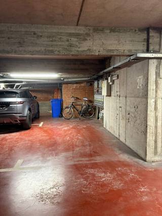 Prima gelegen autostaanplaats nabij het Zuidpark te huur. <br /><br />Huurprijs: € 98,00/ maand<br />Huurovereenkomst: Gemeen recht<br />Beschikbaar 01/12/2025<br /><br />Meer informatie? Contacteer ons via 09 221 51 20 of via info@c-plus.be