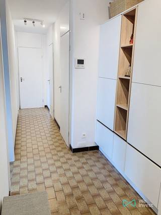 Très bel appartement 1 chambre entièrement remis en neuf et meublé, situé au 5ème étage de la Résidence "Pont Rouge" à Mons. Proche du centre ville, des universités et de toutes commodités. Il se compose comme suit : hall d'entrée, séjour, cuisine équipée, wc séparé, salle de bains, 1 chambre. Châssis double vitrage, volets électriques, chaudière individuelle au gaz. Cave et 1 emplacement de parking intérieur.<br />PEB Classe B / Code unique : 20230127003376 / Consommation totale : 11323 kWh/an / Consommation spécifique : 164 kWh/m2.an.<br />Loyer : 850 €. Charges : 75 € (charges communes + provision consommation d'eau).<br />Garantie locative : 1700 €. Les frais d'état des lieux d'entrée sont à charge des deux parties.
