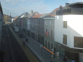 Deze heel goed gelegen <strong>handelsruimte en studio</strong> nr 39 en <strong>kamerwoning met 5 kamers </strong>nr 39A zijn gelegen vlabij <strong>Portus Ganda, </strong>op wandelafstand van Dampoort station. Heel goede bereikbaarheid en alle winkels en openbaar vervoer in de buurt. De woning is gerenoveerd. <br />De vermelde woningen voldoen aan de kwaliteitsnormen van de Vlaamse Codex Wonen van 2021. De controle is uitgevoerd in 2023. Conformiteitsattest HP23-009983. <br />Studentenverhuur en vaste verhuur mogelijk, vast inkomen 3000 euro/maand. <br /><br /><strong>De woning heeft een gelijkvloer en 3 verdiepen. </strong><br />-gelijkvloer: handelspand (nu een massagesalon, mogelijk handel, horeca, kantoor,...) en studio<br />-1ste verdiep: keuken en kamer voor<br />-2de verdiep: kamer voor en kamer achter<br />-3de verdiep: kamer voor en kamer achter<br />1 gemeenschappelijke badkamer en keuken. 2 kamers hebben een eigen badkamer, 1 kamer heeft een wastafel. <br /><br />Watertoets: geen overstromingsgevoelig gebied: P-score A, G-score A<br />Brandveiligheid: de kamerwoning beantwoordt aan de bijzondere voorwaarden opgelegd in de vigerende reglementering. Gunstig advies (2023). <br />Electriciteit is conform voor de 5 kamers. <br />Stedenbouwkundige inlichtingen: woongebieden met kultureel- historische en/of esthetiische waarde, voorkooprecht, vergunningen, gaan verkavelingsvergunning, geen rechterlijke herstelmaatregel of bestuurlijke maatregel opgelegd. <br /><br />EPC opgemaakt in 2018, renovaties later in 2021 en 2022 namelijk dakisolatie en nieuwe verwarming CV op condensatie aardgas!!! De scores gaan nu dus veel beter zijn. <br />EPC Bus 1 519 kWh/m<sup>2</sup>jaar<br />EPC Bus 2 594 kWh/m<sup>2</sup>jaar<br />EPC Bus 3 592 kWh/m<sup>2</sup>jaar<br />EPC Bus 4 1793 kWh/m<sup>2</sup>jaar<br />EPC Bus 5 1606 kWh/m<sup>2</sup>jaar<br /><br /><strong>Voor meer info of een bezoek bel 0475757251 of philip@ocvastgoed.be</strong><br /> 