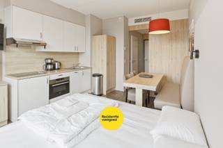 Ontdek dit sfeervol ingerichte appartement in het geliefde vakantiedomein Duinenzicht in Westende. Gelegen op korte wandelafstand van zee en strand, combineert dit appartement een rustige omgeving met een uitstekende ligging aan de kust. Het appartement wordt verkocht onder het erfpachtstelsel en maakt deel uit van het professioneel beheerde verhuurconcept van Holiday Suites, wat garant staat voor een zorgeloze eigendom en een perfect onderhouden accommodatie.<br /><br />Het appartement wordt binnenkort volledig gerenoveerd, waarbij de renovatie inbegrepen is in de verkoopprijs.<br /><br />U kunt kiezen uit drie verschillende exploitatieformules (Flex invest, Pro invest, Holiday plus), met flexibele combinaties van eigen gebruik en verhuur. Zo geniet u niet alleen zelf van uw verblijf aan zee, maar haalt u tegelijk rendement uit uw investering. Het appartement beschikt over een aangename leefruimte met open keuken, een terras en een slaaphoek met stapelbed, ideaal voor een comfortabel verblijf aan de kust.