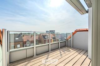 Dit modern en instapklaar hoekappartement is gelegen in het hart van Veurne, op wandelafstand van winkels, horecazaken en andere voorzieningen. Dankzij de gunstige ligging, de lichtrijke leefruimtes en de inbegrepen ondergrondse parkeerplaats is dit appartement ideaal als vaste woonst, tweede verblijf of investering.<br /><br />Het appartement bevindt zich in een recente residentie uit 2011 en biedt alle comfort van hedendaags wonen. Bij het betreden van het appartement komt u terecht in een inkomhal met gastentoilet. De lichtrijke leefruimte sluit aan op een zonnig terras en vormt samen met de open, volledig geïnstalleerde keuken een gezellige en praktische leefomgeving.<br /><br />Verder beschikt het appartement over twee volwaardige slaapkamers, een badkamer met ligbad en wastafel en een praktische berging in het appartement, ideaal voor extra opslag.<br /><br />Een privatieve kelderberging is inbegrepen in de prijs, wat zorgt voor extra comfort.<br /><br />Er is ook de optie tot aankoop van privatieve ondergrondse staanplaats.<br /><br />Met een EPC-label B is er geen renovatieverplichting. Bovendien is de elektrische installatie conform, waardoor u zorgeloos kunt genieten van een instapklare woning.<br /><br />Voor meer informatie of een bezoek kunt u contact opnemen met Inti via inti@immofrancois.be of 0499 74 89 74.<br /><br />