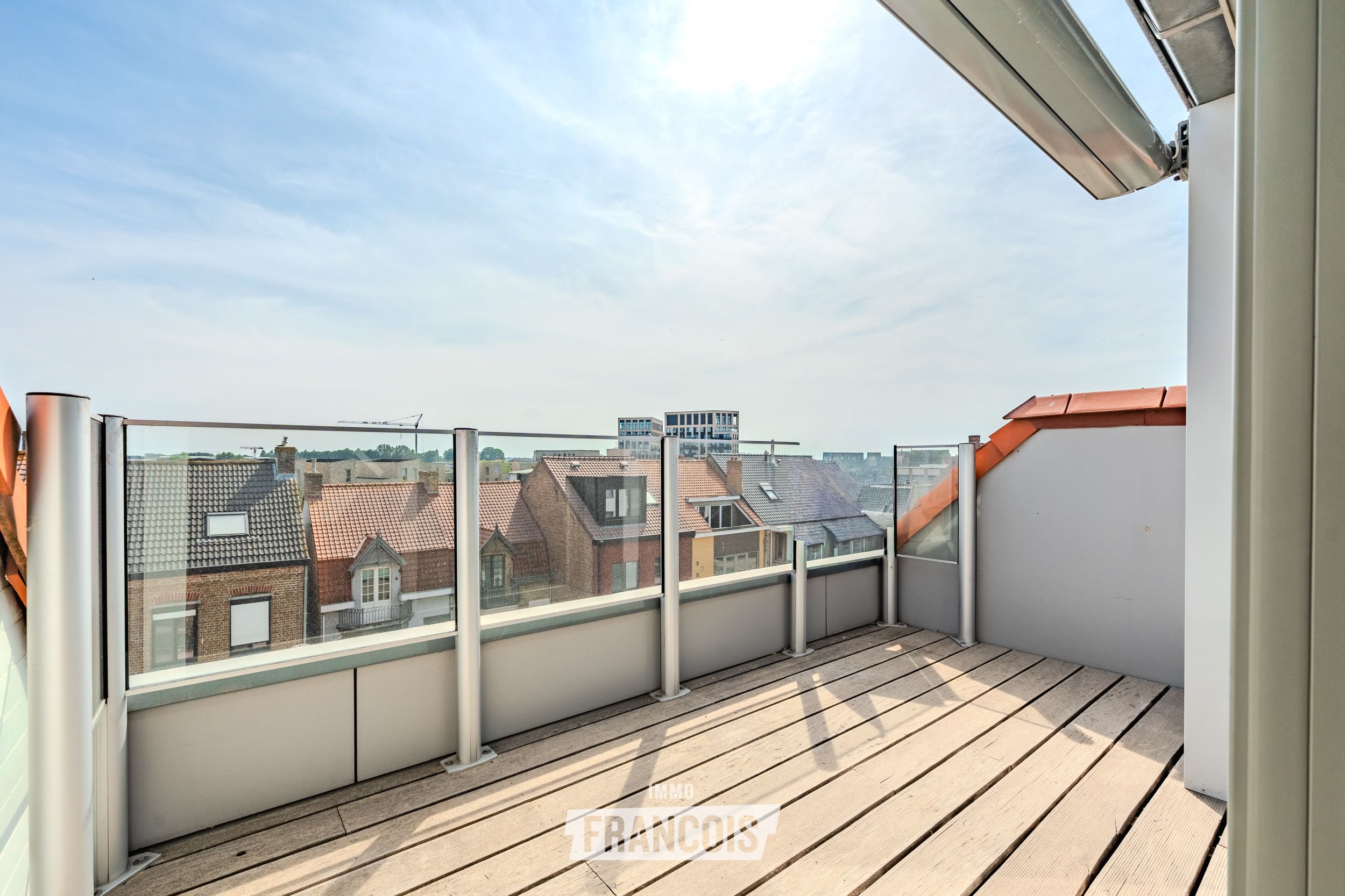 Instapklaar hoekappartement (2011) met 2 slaapkamers, EPC B en optie ondergrondse parkeerplaats in Veurne - foto 2