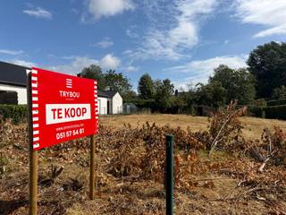Droom je ervan om je eigen woning te bouwen op een mooie en goed gelegen locatie? Dan is deze bouwgrond aan de overkant van het Esenkasteel van maar liefst 730 m² in de Woumenweg 87 zeker het ontdekken waard!<br /><br />✨ Perceel van 730 m²<br />📍 Goed gelegen bij winkels en alle nodige voorzieningen <br />🚗 Gelegen in een zone waar je 50 km/u mag rijden<br />🏠 Voorontwerp/ plan van een mogelijke woning reeds beschikbaar<br />🌱 Ideaal voor wie zijn droomwoning volledig naar eigen wensen wil realiseren<br /><br />Een mooie kans voor wie op zoek is naar ruimte bouwperceel op een vlot bereikbare locatie, met winkels en voorzieningen in de nabije omgeving. <br /><br />📍 Woumenweg 87, Diksmuide<br /><br />📞 Interesse? Contacteer Thijs, Friedel of Nina:<br />📲 051 57 54 61<br />📧 thijs@grouptrybou.be | friedel@grouptrybou.be | nina@grouptrybou.be