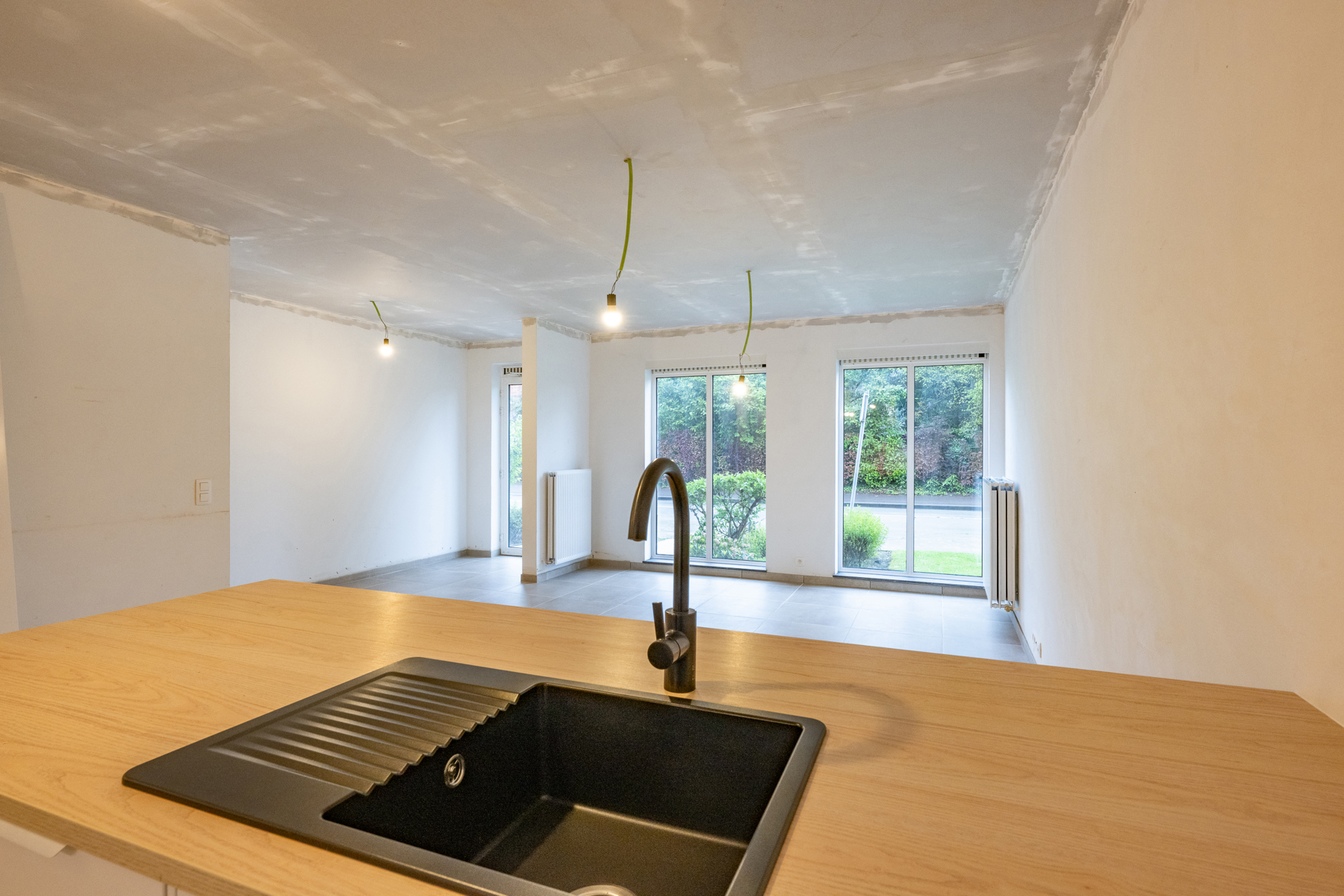 GERENOVEERD GELIJKVLOERS APPARTEMENT MET 2 SLPKS EN TUIN - foto 3