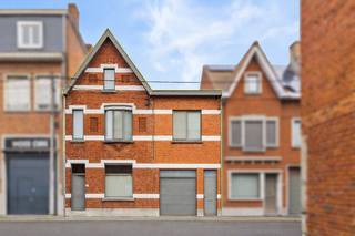 Op een uiterst centrale ligging in Roeselare vinden we deze bijzonder ruime en praktische gezinswoning terug. Met maar liefst vier volwaardige slaapkamers, een grote zolderkamer, een inpandige garage en een diepe tuin biedt deze woning alle ruimte en comfort voor een groot gezin. Dankzij de centrale ligging, op wandelafstand van het station en tal van winkels en voorzieningen, combineert deze woning vlot bereikbare stadsomgeving met aangenaam wonen.<br /><br /><strong>Ligging: </strong>De woning bevindt zich in het centrum van Roeselare, op wandelafstand van het station, bushaltes, scholen en diverse handelszaken. Recht tegenover de woning ligt de voormalige chicorei-ast Vantieghem-Dupont, een karaktervolle historische site met potentieel voor toekomstige stadsontwikkeling. Bovendien geniet de woning van een uitstekende bereikbaarheid met een vlotte aansluiting op de E403 richting Brugge en Kortrijk.<br /><br /><strong>Indeling van de woning:</strong><br /><u>Gelijkvloers</u>: Via de inkomhal kom je binnen in de woning met toegang tot de woonkamer, die aansluit op een ruime leefruimte met eetplaats. De keuken bevindt zich aansluitend en biedt directe toegang tot de brede inpandige garage, wat zorgt voor extra comfort in het dagelijkse gebruik. Verder beschikt het gelijkvloers over een gastentoilet en een praktische bergruimte met aansluiting voor wasmachine en droogkast. Vanuit de leefruimte heb je toegang tot het terras en de aangename tuin. Langs de zijkant van de woning is er bovendien een afzonderlijke doorgang naar de tuin, ideaal voor fietsen of tuinmateriaal.<br /><u>Eerste verdieping</u>: De nachthal leidt naar vier volwaardige slaapkamers. Daarnaast zijn er twee extra aansluitende ruimtes die perfect kunnen ingericht worden als bureau, dressing of hobbyruimte. Op deze verdieping bevinden zich eveneens de badkamer en een apart toilet.<br /><u>Tweede verdieping</u>: Via een vaste trap bereik je een ruime zolderkamer met tal van mogelijkheden, aangevuld met een aparte bergzolder.<br /><u>Buitenruimte</u>: Het perceel van 370 m² beschikt over een diepe, onderhoudsvriendelijke tuin met terras waar je in alle rust kan genieten. De inpandige garage zorgt voor comfortabel parkeren in het centrum en dankzij de extra zij-ingang is de tuin vlot bereikbaar.<br /><br /><strong>Technische kenmerken:</strong>
<ul>
<li>Bewoonbare oppervlakte 292 m².</li>
<li>Centrale verwarming op aardgas.</li>
<li>Conforme elektrische keuring.</li>
<li>EPC-label C – 234 kWh/m²/jaar.</li>
<li>Zonnepanelen aanwezig.</li>
</ul>
<strong>Troeven:</strong>
<ul>
<li>Centrale ligging op wandelafstand van station, winkels en scholen.</li>
<li>Zeer ruime en praktische indeling.</li>
<li>Vier slaapkamers en extra zolderkamer.</li>
<li>Inpandige garage en diepe tuin.</li>
<li>Ideale gezinswoning met veel potentieel.</li>
</ul>
Interesse? Contacteer ons kantoor voor meer informatie of plan een vrijblijvend bezoek via 051/201.400 of info@dicasa.be.
