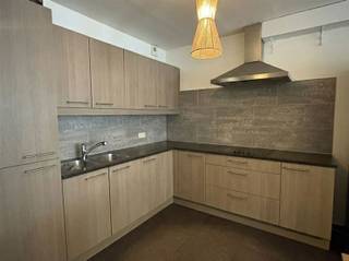 <p>Bezoek dit toffe gelijkvloers appartement en ontdek eveneens het ruime terras.</p><p>Dit 1 slaapkamer-appartement bestaat uit een mooie grote leefruimte met een grote raampartij die uitgeeft op het terras. Aansluitend aan de leefruimte treft u de moderne keuken.<br />De badkamer bestaat uit een dubbel lavabo-meubel met spiegelkast en ruim hoekbad/douche. Een apart toilet met handenwasser zorgt voor privacy.</p><p>Er is een handige berging met aansluiting voor wasmachine en droogkast.<br />Aan het einde van de gang heb je de aangename slaapkamer.</p><p>Vanaf het terras heb je ook een achteruitgang via het handige poortje, ideaal voor je verplaatsingen met de fiets, of voor het zetten van de vuilnisbakken. Van hieruit heb je ook vlot toegang naar de 2 autostaanplaatsen die zijn inbegrepen bij dit appartement.</p><p>De locatie in Kemzeke is uitstekend, met goede bereikbaarheid naar voorzieningen en winkels.</p><p>Contacteer ons om een bezichtiging te plannen en ontdek zelf dit leuke appartement!<br />03 / 779 69 29 - contact@eberhardvastgoed.be - www.eberhardvastgoed.be </p>