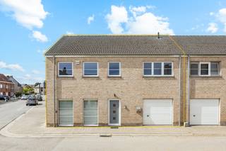<p><span>In een rustige en aangename straat te Aalst bevindt zich deze uitstekend onderhouden halfopen bebouwing, gebouwd in 2011. De woning is gelegen op een perceel van 246 m² en beschikt over een ruime bewoonbare oppervlakte van maar liefst 185 m², aangevuld met een praktische zolderruimte.</span></p><p><span> </span></p><p><span>Bij het betreden van de woning komt u terecht in een ruime inkomhal met apart gastentoilet. De lichtrijke leefruimte vormt samen met de volledig geïnstalleerde open keuken het hart van de woning en biedt een aangename woonbeleving voor het hele gezin. Aansluitend bevindt zich een ruime garage met extra bergruimte.</span></p><p><span> </span></p><p><span>Op de verdieping zijn drie volwaardige slaapkamers aanwezig, waarvan één met een praktische dressing. De ruime badkamer is uitgerust met een ligbad, inloopdouche en een stijlvol lavabomeubel. Daarnaast beschikt de woning over een tweede afzonderlijk toilet.</span></p><p><span> </span></p><p><span>Ook op technisch vlak scoort deze woning bijzonder sterk. Dankzij de 20 zonnepanelen, de aanwezige airconditioning/warmtepomp, de conforme elektrische installatie en een gunstig EPC van slechts 117 kWh/m² geniet u van een energiezuinige en toekomstgerichte woning. Verder is er een regenwaterput van 5.000 liter voorzien en werd de woning uitgerust met een alarmsysteem voor extra comfort en veiligheid.</span></p><p><span> </span></p><p><span>Buiten geniet u van een onderhoudsvriendelijke, volledig aangelegde tuin met een ideale zuidwestelijke oriëntatie, waar u de hele namiddag en avond van de zon kunt genieten.</span></p><p><span> </span></p><p><span>Bent u op zoek naar een recente, energiezuinige en perfect onderhouden gezinswoning op een rustige locatie te Aalst? Dan is deze eigendom absoluut een bezoek waard!</span></p><p><span> </span></p><p><span>Voor meer informatie en/of een bezoek, contacteert u Didier van Immo Zone op het nummer 0476/ 73. 17. 99.</span></p><p><span> </span></p>