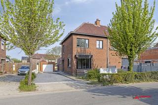 Deze gerenoveerde woning beschikt op het gelijkvloers over een woonkamer, een apart toilet en een (niet ingerichte) keuken. Op de eerste...