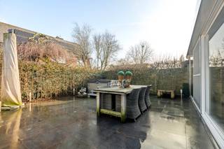 Instapklare woning met kwaliteitsvolle afwerking en multifunctonele ruimte (actueel ingericht als kapsalon). <br /><br />Deze woning bestaat uit inkomhal, apart toilet, lichtrijke leefruimte met gezellige zithoek voorzien van pelletkachel. <br />Aansluitend is er de halfopen keuken (2021) voorzien van Amerikaanse frigo, microgolf, oven, automatische dampkap, koffiemachine, wijnfrigo, etc... <br />Verder is er op het gelijkvloers nog een polyvalente ruimte die momenteel ingericht als kapsalon.<br />Andere invullingen: thuiskantoor, schoonheidssalon, extra slaapkamers, garage zijn uiteraard ook mogelijk. <br /><br />Op de 1<sup>ste</sup> verdieping zijn er 3 slaapkamers ( 2 ruime dubbele kamers + 1 af te werken kinderkamer), inloopdressing, wasberging en badkamer voorzien van douche &amp; dubbele lavabo. <br />Buiten is er de aangelegde tuin voorzien van jacuzzi waar het aangenaam vertoeven is. De woning beschikt over warmtepomp, alarm, 18 zonnepanelen en ruime oprit met oplaadpunt voor uw wagen. <br />Mogelijkheid tot overname huurgarage in dezelfde straat. <br /><br />(wg,vg,gvv,gmo,gvkr, EPC: B - 156 UC: 3531980-RES-2 , P&amp;G-score: A)