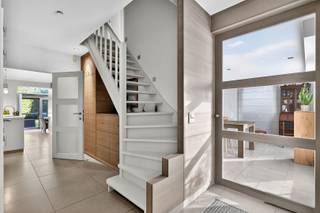 <p><span>Kijkmoment op zaterdag 15/11/25 vanaf 09u30! Enkel op afspraak te bezichtigen! Een bod uitbrengen kan tot dinsdag 18/11/2025 - 18u00! Inschrijven mogelijk via 03 449 42 41 of <span>hallo@habicom.be</span></span></p><p><span>In een rustige woonwijk te Edegem bieden wij u deze vrijstaande en gerenoveerde gezinswoning (196m²) aan met 4 slaapkamers en 2 badkamers. De woning is gelegen op een perceel van 609m².</span></p><p><span>In directe nabijheid vinden we openbaar vervoer, winkels, scholen, verbindingswegen enzovoort. Al wat u maar kan wensen vindt u op wandelafstand.</span></p><p><span>Achter de woning is er een aangelegde tuin met een overdekt terras, een jacuzzi en een grote tuinberging. Voor de woning is er plaats om verschillende wagens te parkeren op de oprit.</span></p><p><span> </span></p><p><span>De woning zelf werd gebouwd in 1989 en na 2005 grondig gerenoveerd. Ze beschikt overal over dubbele beglazing met aluminium schrijnwerk en de centrale verwarming verloopt op gas. Zeer recent werd er een nieuwe condensatieketel geïnstalleerd. Bij het verlijden van de akte wordt er een conforme elektrische keuring afgeleverd door de eigenaar. Ondanks dat het om een vrijstaande woning gaat werd een gunstige EPC-score behaald van 199 kWh/m² jaar (B-label).</span></p><p><span> </span></p><p><span>Indeling:</span></p><p><span> </span></p><p><span>We betreden de woning in de ruime inkomhal. Hier is een ingebouwde vestiaire en een apart gastentoilet met handenwasser.</span></p><p><span>Aan de linkerzijde van de woning vinden we de inpandige garage. Aan de andere kant van de woning vinden we de ruime en lichte leefruimte voorzien van een gashaard en veel inbouwkasten. Achteraan kijkt u uit op de aangelegde tuin.</span></p><p><span>Vanuit de inkomhal lopen we rechtdoor en bereiken we de volledige ingerichte keuken voorzien van alle comfort. Deze is voorzien met kwalitatieve toestellen.</span></p><p><span>Voorts vinden we op het gelijkvloers de masterbedroom met ensuite badkamer en een ingerichte bureauruimte. Ook hier zijn overal inbouwkasten voorzien. De badkamer beschikt over een ruimte inloopdouche en een badkamermeubel met spiegel-en bergkastjes. Hier is ook een toilet voorzien.</span></p><p><span>. </span></p><p><span>Op de eerste verdieping vinden we twee ruime slaapkamers, alsook een vierde kleine slaapkamer/bureau. Ook hier is een badkamer met ligbad, badkamermeubel en toilet.</span></p><p><span> </span></p><p><span>Het kijkmoment zal doorgaan op 15/11/25. De geadverteerde prijs is een richtprijs. Iedereen krijgt de mogelijkheid om een bod uit te brengen tot uiterlijk dinsdag 18/11 18u00.</span></p><p><span> </span></p><p><span>Graag som ik voor u nog even op troeven op van deze gerenoveerde villa:</span></p><p><span> </span></p><ul><li><span>Centrale locatie op wandelafstand van winkels, scholen, verbindingswegen, openbaar vervoer, ...</span></li></ul><ul><li><span>Overal dubbele beglazing met alu schrijnwerk, conforme elektrische keuring bij akte</span></li></ul><ul><li><span>Ruime en lichte leefruimte met gashaard en inbouwkasten</span></li><li><span>Volledig ingerichte keuken voorzien van alle comfort</span></li><li><span>Ruime masterbedroom met ensuite badkamer op het gelijkvloers</span></li><li><span>Aangelegde tuin met overdekt terras, jacuzzi en tuinberging</span></li></ul><p><span> </span></p><p><span>EPC: 199 kWh/m² (B-label)</span></p><p><span>STEDENBOUW OP AANVRAAG</span></p><p><span>G-score (gebouwscore): A</span></p><p><span>P-score (perceelscore): C</span></p><p><span> </span></p><p><span>Voor een bezoek ter plaatse kan u ons contacteren op het nummer 03 449 42 41 of mail ons via <span>hallo@habicom.be</span></span></p><p><span> Wenst u de waarde van uw woning te kennen ? Contacteer vrijblijvend onze habicom expert in uw buurt.</span></p><p><span> </span></p>