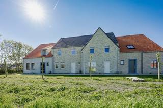 Hof Teghelrie is een nieuwbouwverkaveling gelegen in het landelijke Ramskapelle, een deelgemeente van de populaire kustgemeente Nieuwpoort. Er wordt enorm ingezet op hernieuwbare energie door middel van zonnepanelen, vloerverwarming en warmtepompen. De woning wordt wind en waterdicht afgewerkt en vanaf verkoop in samenspraak met de klant verder afgewerkt, zo kan ieder zelf zijn inrichtingen kiezen.<br /><br />De woning werd op plan ingedeeld als volgt:<br />Inkom, toilet, lichtrijke leefruimte, open keuken met bergingen zuidgerichte tuin. Op het verdiep zijn er 3 slaapkamers en 1 badkamer met zowel bad als douche. Als laatste is er ook nog een zolder met een oppervlakte van 28,20 m². <br /><br />Verplicht aan te kopen staanplaats met carport is niet in de prijs inbegrepen (€ 17.000 ex. kosten). <br /><br />Opp. woning: 168 m²<br />Opp. perceel: 248 m²